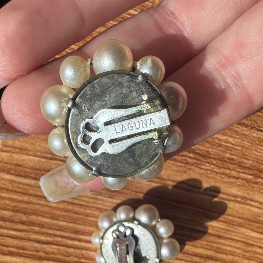 50s-60s Elegant Pearl Cluster Clip on Earrings - Picture 3 of 6